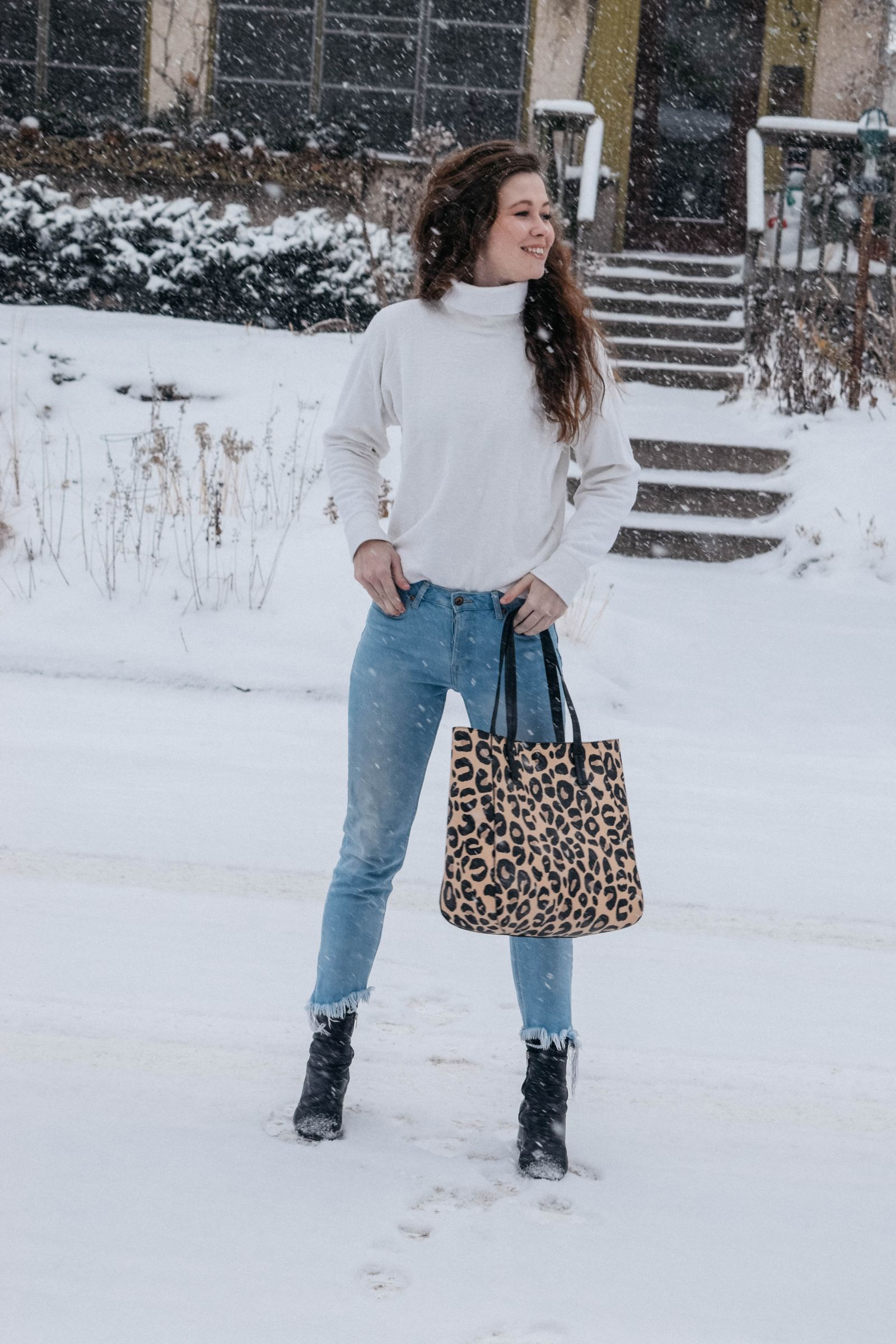 How to style a statement handbag?