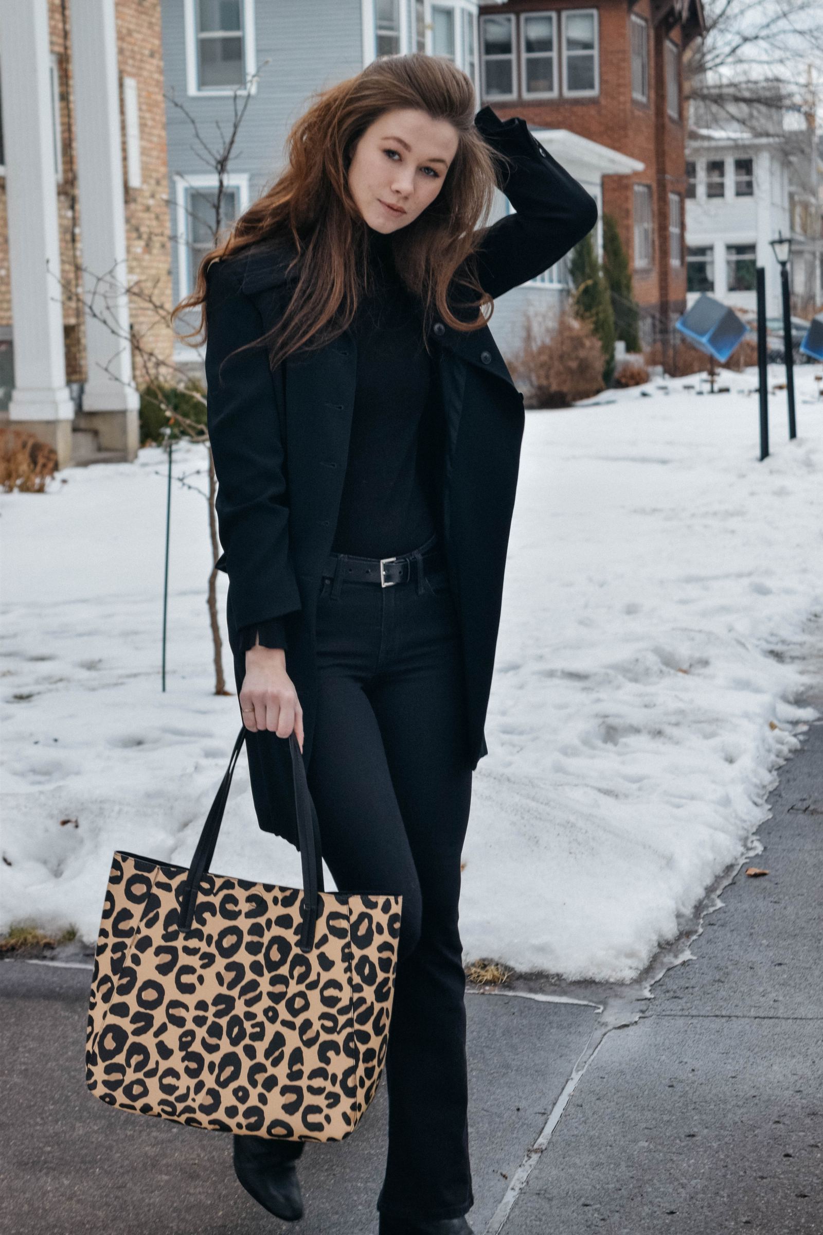 how to style a tote bag