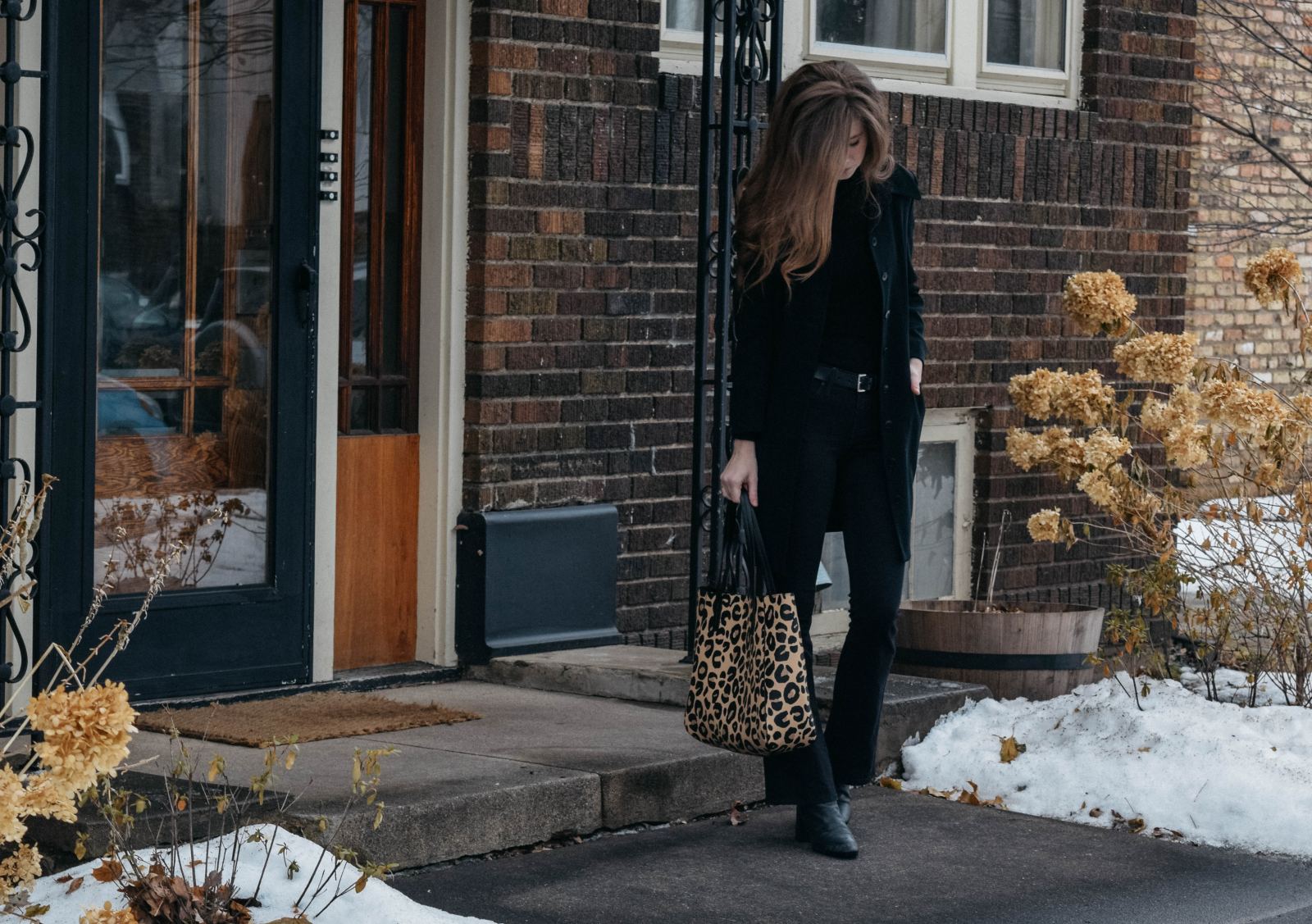 How to style a leopard tote bag